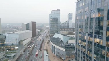 Vilnius, Litvanya - 28 Kasım 2024: Merkezi İş Bölgesi manzaralı şehir trafiği. Litvanya, Vilnius 'un Nipiks büyükelçiliğinde iş geliştirme bölgesi