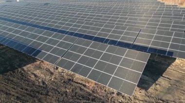 Litvanya 'nın Siauliai şehrinde güneş paneli üzerinde uçan bir hava aracı. Baltık 'ta yenilenebilir enerji, Avrupa Birliği. Birçok sıra güneş fotovoltaik paneli olan sürdürülebilir elektrik santrali