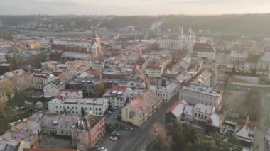 Kaunas, Litvanya - 28 Kasım 2024: Kaunas Eski Şehir binaları üzerinde havadan uçuş. Litvanya 'nın kalbi. Kaunas Belediye Binası Meydanı. Kaunas Kalesi. Aziz Francis Kilisesi Xavier