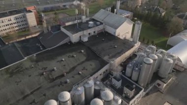 Siauliai, Litvanya - 15 Kasım 2024: hava manzaralı Gubernija - Tarihi Benzersiz Bira Fabrikası Binaları Kompleksi. Malikane bira fabrikası. Gubernija HUB. Litvanya birası ve kvass üretimi