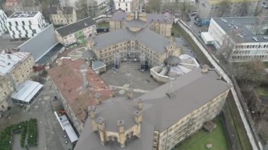 Vilnius, Litvanya 'nın 25 Kasım 2024: Vilnius Hapishanesi üzerinde hava sineği. Hapishane kompleksi hem Dünya Savaşları' ndan hem de Sovyet işgalinden kurtuldu. Tarihsel dönüm noktası popüler turistik cazibe