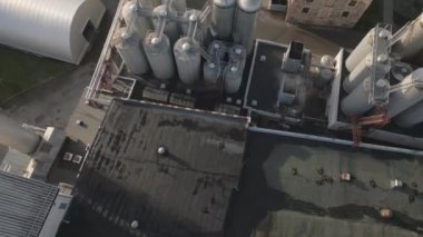 Siauliai, Litvanya - 15 Kasım 2024: hava manzaralı Gubernija - Tarihi Benzersiz Bira Fabrikası Binaları Kompleksi. Malikane bira fabrikası. Gubernija HUB. Litvanya birası ve kvass üretimi