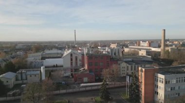 Siauliai, Litvanya - 15 Kasım 2024: hava manzaralı Gubernija - Tarihi Benzersiz Bira Fabrikası Binaları Kompleksi. Malikane bira fabrikası. Gubernija HUB. Litvanya birası ve kvass üretimi