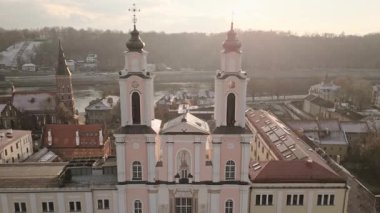 Kaunas, Litvanya - 16 Kasım 2024: hava manzaralı St. Francis Xavier Kilisesi. Kaunas 'ın eski kasabasındaki belediye binası meydanı. Cizvitler tarafından yapıldı. Eski başkent kaunaların tarihi simgeleri