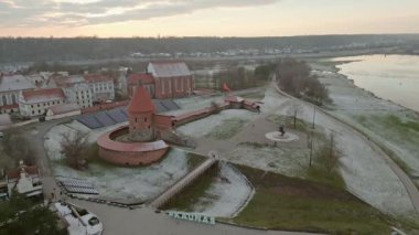 Kaunas, Litvanya - 19 Kasım 2024: hava manzaralı Kaunas Ortaçağ kalesi yenilendi. Popüler dönüm noktası, turistik eğlence. Tarihi arkeolojik alan. Gün batımında Nemunas Nehri