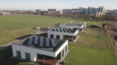 Siauliai, Litvanya, 2024: çatıdaki hava uçuş işçileri sığınak için güneş panelleri kurulumu için yüzey hazırlığı yapıyor. Şehrin banliyölerinde yeni yeşil ev gayrimenkulleri