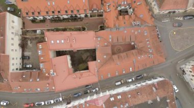 Vilnius, Litvanya - 30 Kasım 2024: Vilnius eski kasabası ve Bohemian Uzupis alan binaları havadan aşağı doğru görünüyor. Kendini Uzupis Cumhuriyeti ilan eden merkez. UNESCO Dünya Mirası Alanı