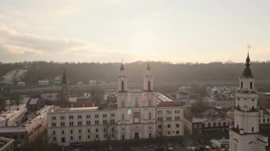 Kaunas, Litvanya - 16 Kasım 2024: hava manzaralı St. Francis Xavier Kilisesi. Kaunas 'ın eski kasabasındaki belediye binası meydanı. Cizvitler tarafından yapıldı. Eski başkent kaunaların tarihi simgeleri