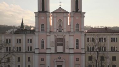 Kaunas, Litvanya - 16 Kasım 2024: hava manzaralı St. Francis Xavier Kilisesi. Kaunas 'ın eski kasabasındaki belediye binası meydanı. Cizvitler tarafından yapıldı. Eski başkent kaunaların tarihi simgeleri