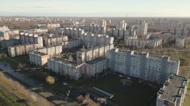 Siauliai, Litvanya - 12 Kasım 2024: Siauliai şehrinin güney bölgesindeki binaların üzerinden havadan uçuş