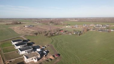 Siauliai, Litvanya, 2024: çatıdaki hava uçuş işçileri sığınak için güneş panelleri kurulumu için yüzey hazırlığı yapıyor. Şehrin banliyölerinde yeni yeşil ev gayrimenkulleri