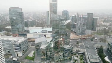 Vinius, Litvanya - 27 Kasım 2024: Vilnius, CBD merkezli güzel hava panorama merkezi iş binaları. Litvanya 'nın başkentinde soğuk kış sabahı şehir manzarası