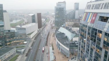 Vinius, Litvanya - 27 Kasım 2024: Vilnius, CBD merkezli güzel hava panorama merkezi iş binaları. Litvanya 'nın başkentinde soğuk kış sabahı şehir manzarası