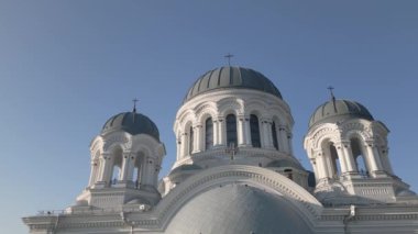 Havadan yakından St. Mikail Kilisesi veya Garnizon Kilisesi 'ne bakın. Özgürlük Bulvarı 'ndaki Roma Katolik Kilisesi. Kaunas tarihi başkenti. Rusya İmparatorluğu 'nda Neo-Bizans mimarisi