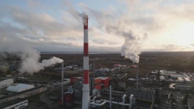 Hava görüşü Biyokütle Enerji Santrali, Litvanya 'nın Siauliai kentindeki birleşik ısı ve enerji santralidir. Biyoyakıt santrali doğal gazın yerini sürdürülebilir biyokütle aldı