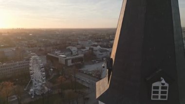 Siauliai, Litvanya - 12 Kasım 2024: Roma Katolik Aziz Peter ve Paul Kilisesi 'ne havadan bakış. Siauliai şehir simgeleri ve turistik yerler