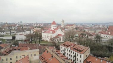 Modern işletme finans bölgesi mimari binaları ve Litvanya 'nın Vilnius kentindeki Old Town' un yükselen havadan Litvanya Vilnius manzarası. Başkent Vilnius 'ta sisli soğuk kış günü