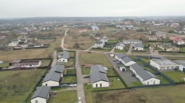 Vilnius banliyölerindeki yerleşim yerlerinin hava görüntüsü. Yukarıdan kentsel konut geliştirme. Üst Manzara. Litvanya 'da gayrimenkul. Baltık Eyaleti. Avrupa Emlak İpoteği