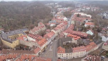Vilnius, Litvanya - 30 Kasım 2024: Vilnius eski kasabası ve Bohemian Uzupis alan binaları üzerinde havadan uçuş. Kendini Uzupis Cumhuriyeti ilan eden merkez. UNESCO Dünya Mirası Alanı