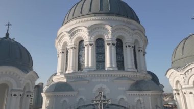 Hava manzaralı Aziz Mikail Kilisesi ya da Garnizon Kilisesi. Özgürlük Bulvarı 'ndaki Roma Katolik Kilisesi. Kaunas tarihi başkenti. Rusya İmparatorluğu 'nda Neo-Bizans mimarisi