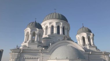 Gökyüzü manzaralı Aziz Mikail Kilisesi veya Garnizon Kilisesi. Özgürlük Bulvarı 'ndaki Roma Katolik Kilisesi. Kaunas tarihi başkenti. Rusya İmparatorluğu 'nda Neo-Bizans mimarisi