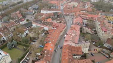 Vilnius, Litvanya - 30 Kasım 2024: Vilnius eski kasabası ve Bohemian Uzupis alan binaları havadan yukarı eğimli. Kendini Uzupis Cumhuriyeti ilan eden merkez. Vilnius eski kasabayı geziyor.