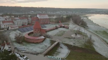 Kaunas, Litvanya - 19 Kasım 2024: Kaunas Ortaçağ kalesinin üzerinde havadan uçuş. Popüler bir dönüm noktası, turist gezisi. Tarihi arkeolojik alan. Gün batımında Nemunas Nehri
