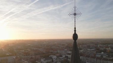 Siauliai, Litvanya - 12 Kasım 2024: Aziz Peter ve Paul Katolik Kilisesi 'nin üzerinde havadan uçuş. Siauliai şehir simgeleri ve turistik yerler