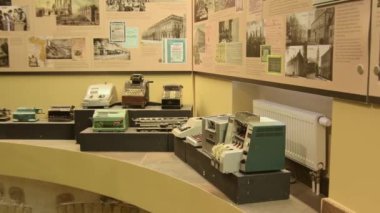 Vilnius, Litvanya - 29 Kasım 2024: Eski para basma makineleri. Litvanya bankasının para müzesi. Bu müze interaktif sergiler sunuyor. Dünyanın dört bir yanından para ve para birimlerinin tarihi