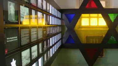 Vilnius, Litvanya - 30 Kasım 2024: Eski KGB hapishanesi ve Yahudi soykırım salonu. Vilnius 'taki İşgal ve Özgürlük Savaşları Müzesi. Litvanya 'daki Nazi işgali ve soykırımı