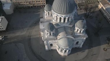 Havadan yükselen Aziz Mikail Kilisesi ya da Garnizon Kilisesi. Özgürlük Bulvarı 'ndaki Roma Katolik Kilisesi. Kaunas tarihi başkenti. Rusya İmparatorluğu 'nda Neo-Bizans mimarisi