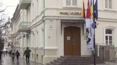 Vilnius, Litvanya - 29 Kasım 2024: Litvanya Bankası Para Müzesi 'nin sokak manzaralı girişi. Bu müze etkileşimli sergiler sunuyor. Dünyanın dört bir yanından para ve para birimlerinin tarihi