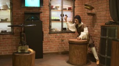 Vilnius, Litvanya - 29 Kasım 2024: madeni para yapan insan heykeli. Litvanya bankasının para müzesi. Bu müze interaktif sergiler sunuyor. Dünyanın dört bir yanından para ve para birimlerinin tarihi