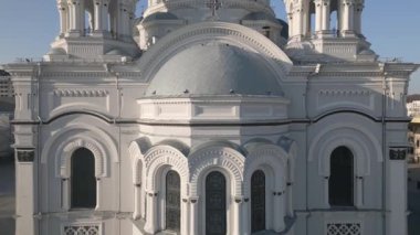 Havadan bakıldığında Aziz Mikail Kilisesi ya da Garnizon Kilisesi görünüyor. Özgürlük Bulvarı 'ndaki Roma Katolik Kilisesi. Kaunas tarihi başkenti. Rusya İmparatorluğu 'nda Neo-Bizans mimarisi