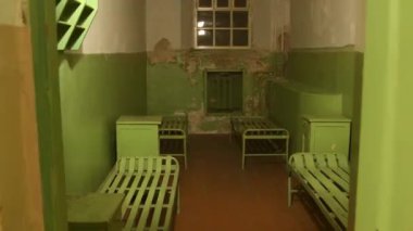 Vilnius, Litvanya - 30 Kasım 2024: ranzalı kgb yeraltı hapishane hücreleri. Vilnius 'taki İşgal ve Özgürlük Savaşları Müzesi. Sovyet işgali Litvanya
