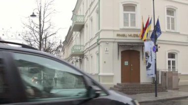 Vilnius, Litvanya - 29 Kasım 2024: Litvanya Bankası Para Müzesi 'nin sokak manzaralı girişi. Bu müze etkileşimli sergiler sunuyor. Dünyanın dört bir yanından para ve para birimlerinin tarihi