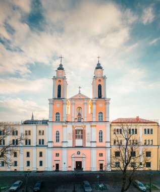Kaunas, Litvanya - 16 Kasım 2024: hava manzaralı St. Francis Xavier Kilisesi. Kaunas 'ın eski kasabasındaki belediye binası meydanı. Cizvitler tarafından yapıldı. Eski başkent kaunaların tarihi simgeleri