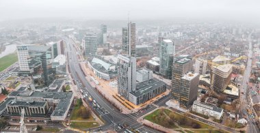 Vinius, Litvanya - 27 Kasım 2024: Vilnius 'taki aydınlanmış iş alanının güzel hava gece manzarası. Litvanya 'nın başkentinde manzaralı kış akşamı