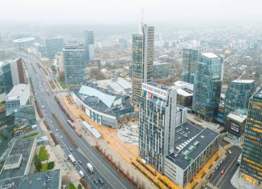 Vinius, Litvanya - 27 Kasım 2024: Vilnius, CBD merkezli güzel hava panorama merkezi iş binaları. Litvanya 'nın başkentinde soğuk kış sabahı şehir manzarası