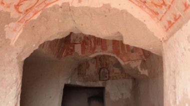 Goreme, Türkiye - 26 Aralık 2024: Kapadokya 'daki Rose Valley' deki mağara şapeli kilisesinin resimleri 10. yüzyıldan kalma.
