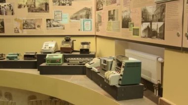 Vilnius, Litvanya - 29 Kasım 2024: Eski para basma makineleri. Litvanya bankasının para müzesi. Bu müze interaktif sergiler sunuyor. Dünyanın dört bir yanından para ve para birimlerinin tarihi