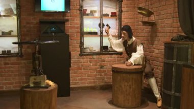 Vilnius, Litvanya - 29 Kasım 2024: madeni para yapan insan heykeli. Litvanya bankasının para müzesi. Bu müze interaktif sergiler sunuyor. Dünyanın dört bir yanından para ve para birimlerinin tarihi