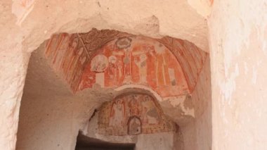 Goreme, Türkiye - 26 Aralık 2024: Kapadokya 'daki Rose Valley' deki mağara şapeli kilisesinin resimleri 10. yüzyıldan kalma.