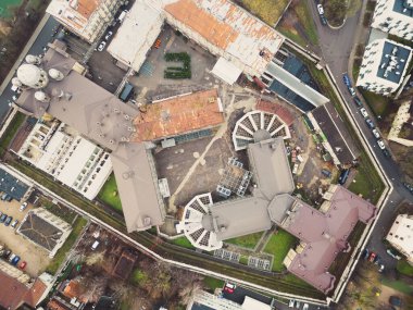 Vilnius, Litvanya 25 Kasım 2024: Lukiskes Cezaevi. Hapishane hem Dünya Savaşları hem de Sovyet işgalinden kurtuldu. Tarihsel dönüm noktası popüler turistik cazibe