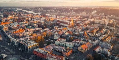 Kaunas, Litvanya - 28 Kasım 2024: günbatımında Kaunas Eski Şehir binaları havadan güzel görünüyor. Litvanya 'nın kalbi. Kaunas Belediye Binası Meydanı. Kaunas Kalesi. Aziz Francis Kilisesi Xavier