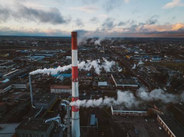 Siauliai, Litvanya - 25 Kasım 2024: hava manzaralı Biyokütle Enerji Santrali, Litvanya 'nın Iauliai kentindeki biyokütle birleşik ısı ve enerji santralidir. Biyoyakıt santrali doğal gazın yerini sürdürülebilir biyokütle aldı