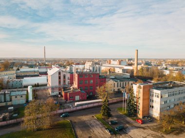 Siauliai, Litvanya - 15 Kasım 2024: hava manzaralı Gubernija - Tarihi Benzersiz Bira Fabrikası Binaları Kompleksi. Malikane bira fabrikası. Gubernija HUB. Litvanya birası ve kvass üretimi