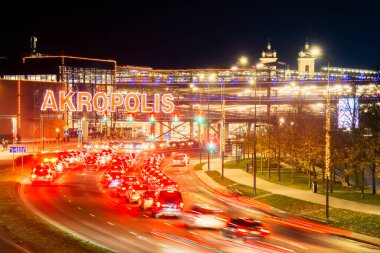 Kaunas, Litvanya - 20 Kasım 2024: Akropolis alışveriş merkezinin önünden geçen araçlara zoom yap. Jamam alışverişi günü. Avrupa 'da Xmas alışveriş ve tüketim kavramı