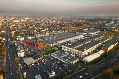 Siauliai, Litvanya - 17 Kasım 2024: Hava şehri manzarası ve çatısı güneş panelleri olan ünlü bütçe dostu Alman Lidl süpermarket binası. Sürdürülebilirlik ve iş konsepti