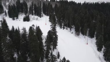 Hava manzaralı genç çocuklar Mestia Hatsvali 'de kayak yaparken eğleniyorlar açık havada taze kar tatilinde aktif kış tatilinin tadını çıkarın.